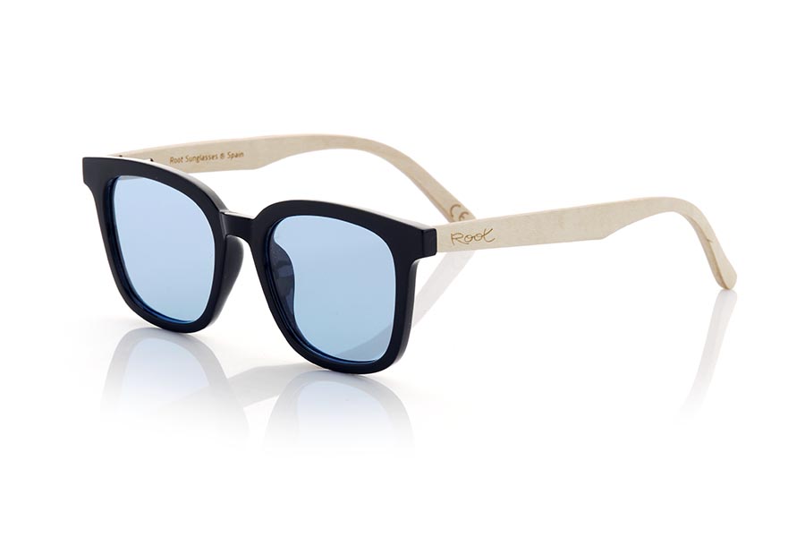 Gafas de Madera Natural de Arce MALM. Las gafas de sol MALM son una opción ideal para quienes buscan un diseño moderno y atrevido con un toque de originalidad. Su montura totalmente recta y plana en color negro satinado le da un aspecto moderno y elegante. Con formas redondeadas y ceja marcada, estas gafas son aptas tanto para hombres como para mujeres. Las varillas de madera de arce muy claras aportan un contraste interesante y un toque natural al diseño. Además, estas gafas están disponibles con lentes transparentes planas en varios colores, como amarillo, azul, rosa y verde khaki, lo que te permitirá personalizar tu look y adaptarlo a tu estilo personal. Sin duda, las gafas de sol MALM son una elección perfecta para aquellos que buscan una combinación de diseño moderno y marcado estilo. Venta al Por Mayor y Detalle | Root Sunglasses® 